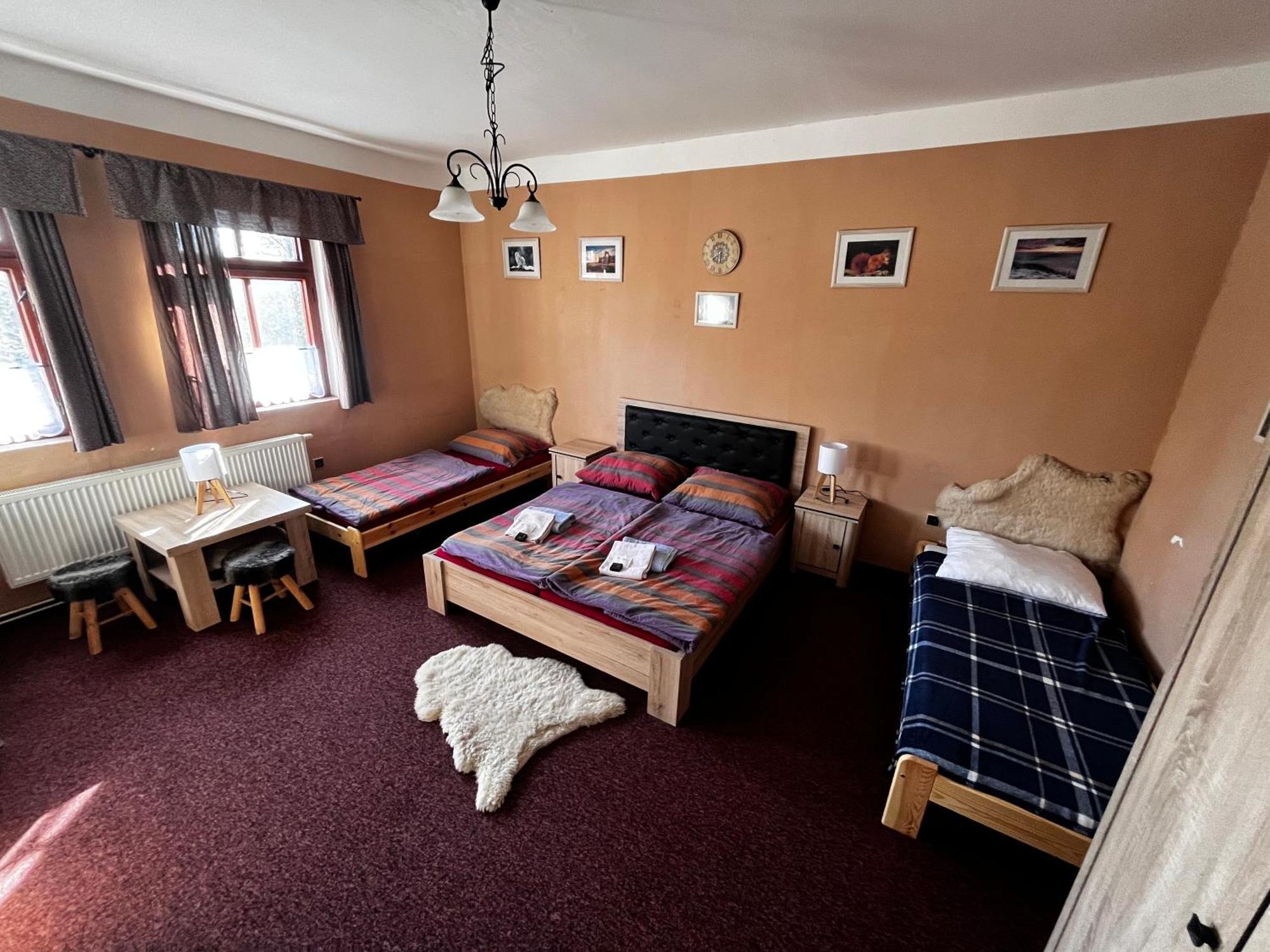 Restaurace A Penzion Vlci Jama Horní Blatná Exteriér fotografie