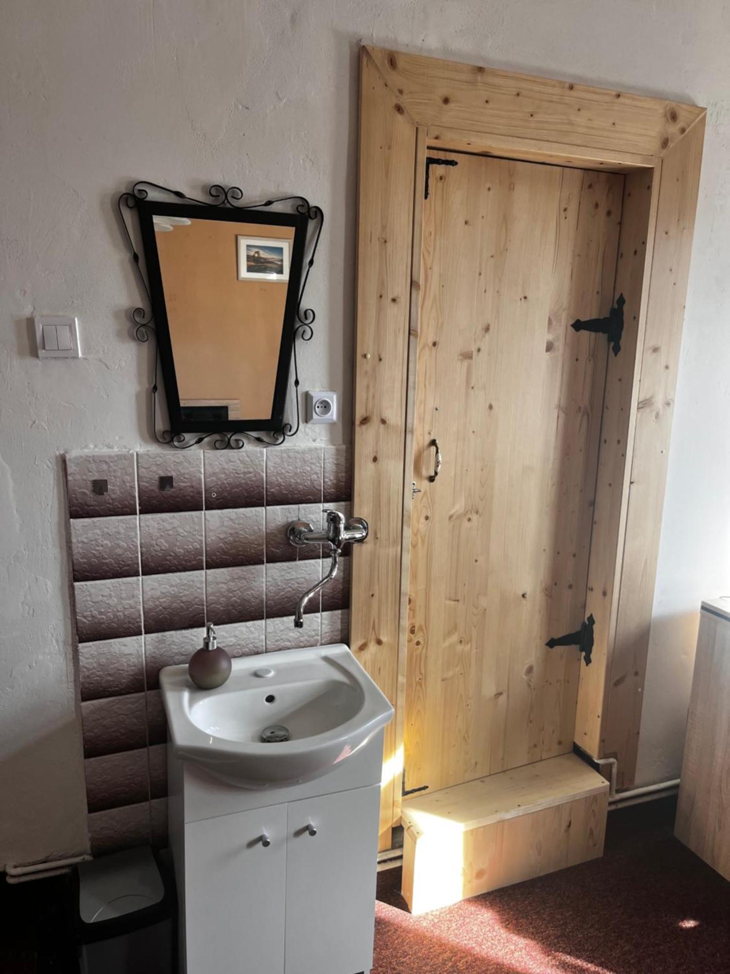 Restaurace A Penzion Vlci Jama Horní Blatná Exteriér fotografie