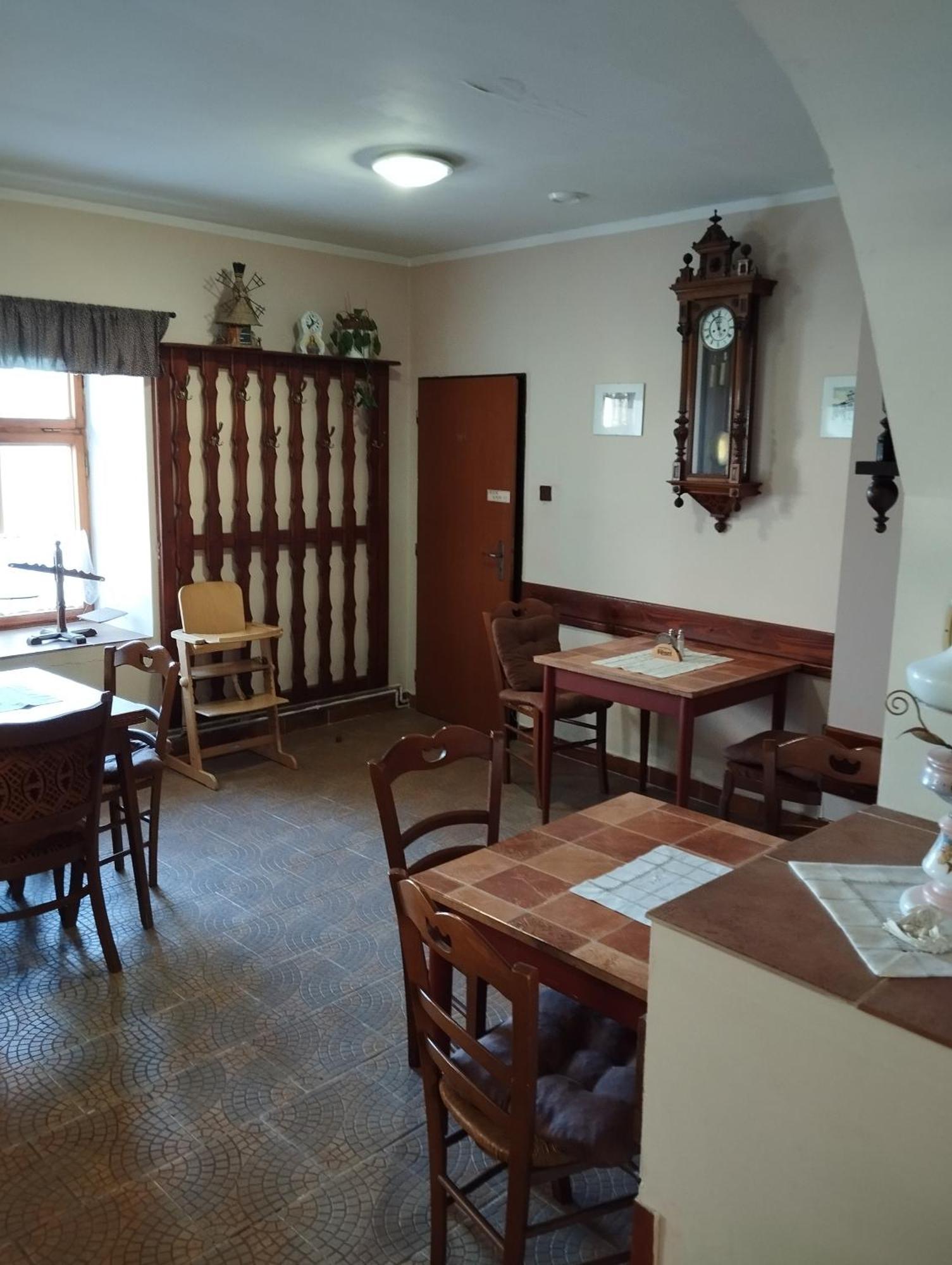 Restaurace A Penzion Vlci Jama Horní Blatná Exteriér fotografie