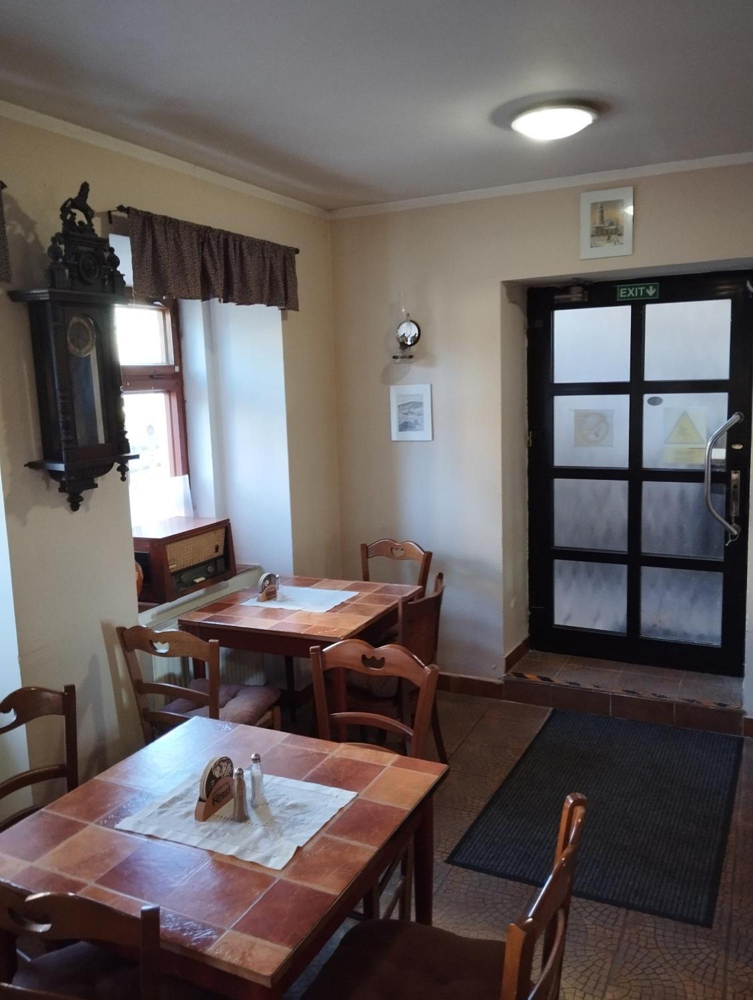 Restaurace A Penzion Vlci Jama Horní Blatná Exteriér fotografie