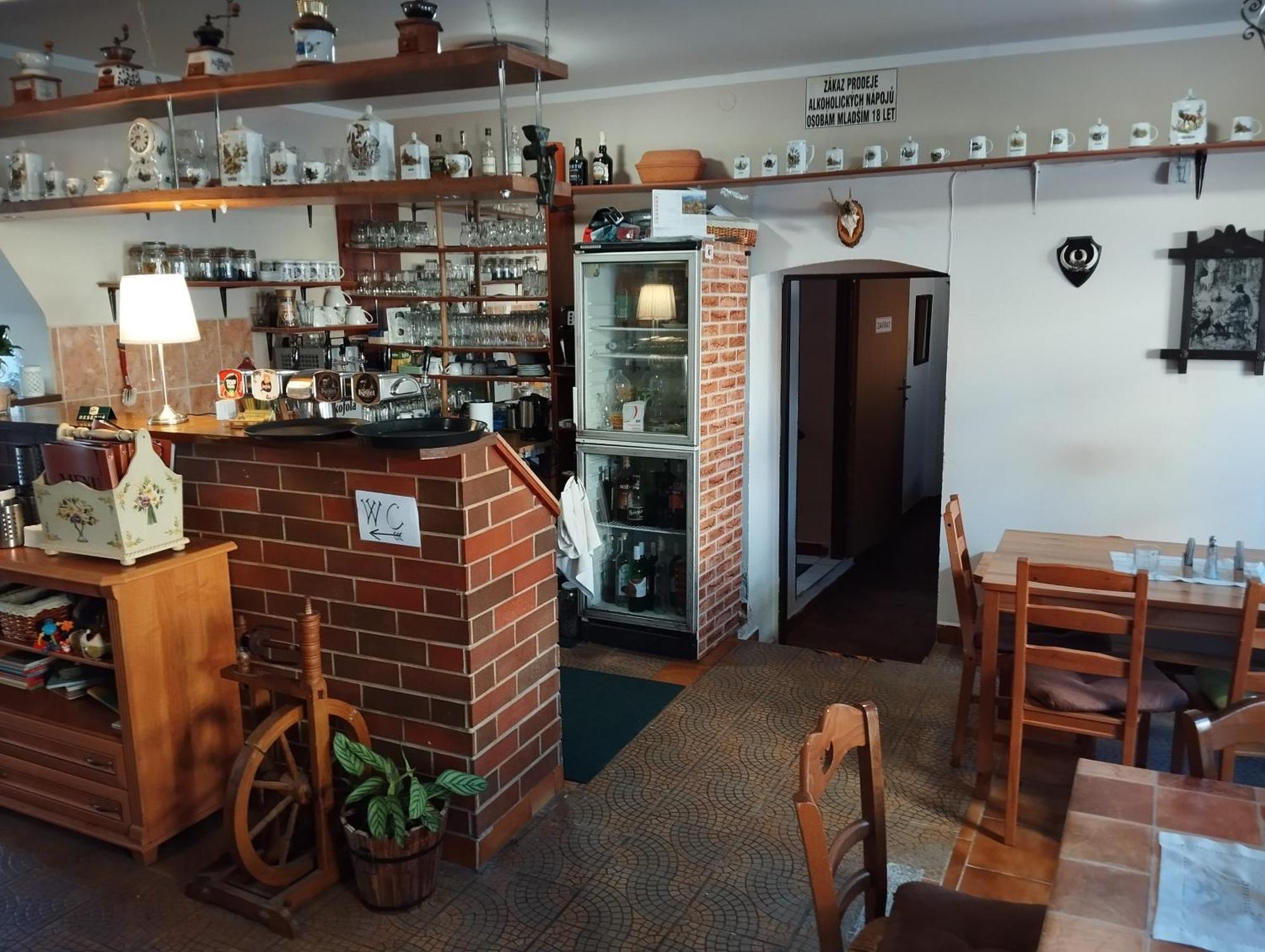 Restaurace A Penzion Vlci Jama Horní Blatná Exteriér fotografie